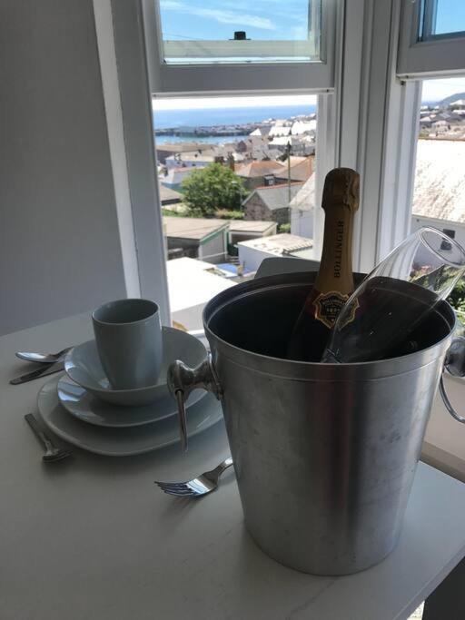 Modern Studio Apartment With Harbour Views Penzance Extérieur photo